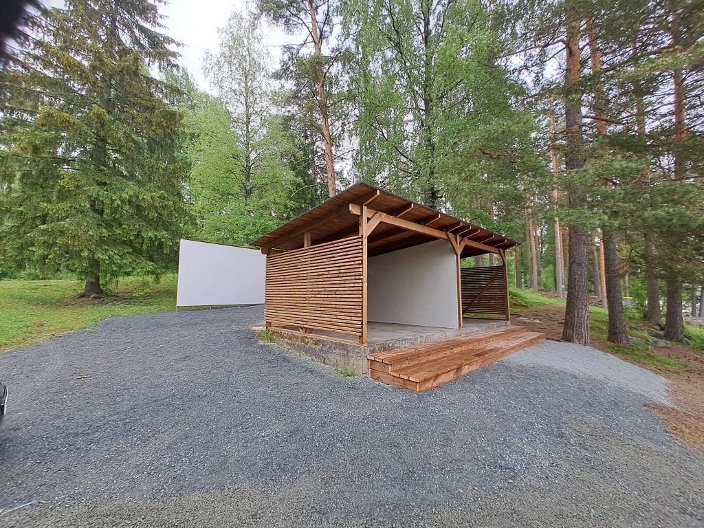 Kuvassa nuorten uusi hengailupaikka.
