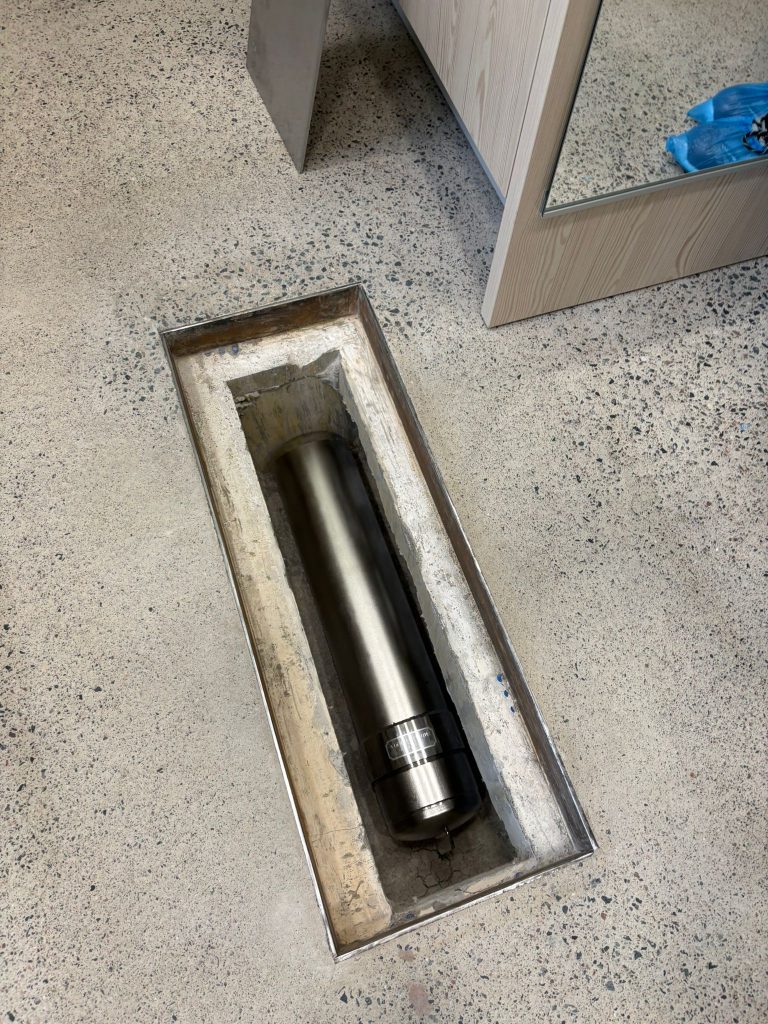 Aikakapseli upotettuna paikalleen.