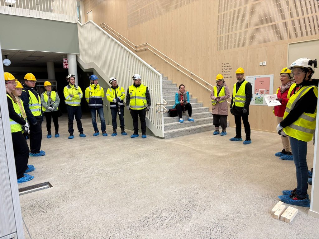 Aikakapselin asetustilaisuus Ahmon uuden koulun aulassa.