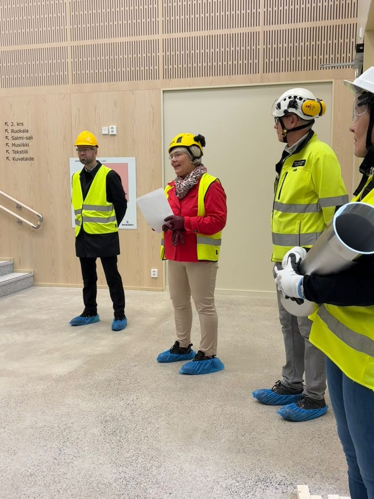 Kunnanjohtaja Janne Airaksinen, Ahmon koulun rehtori Mari Toivanen, toimitilapäällikkö Jukka Kellokumpu ja nuoriso- ja kulttuuritoimen johtaja Tuula Pärnänen.
