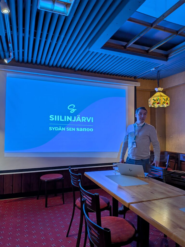 Kuva kaivoskoordinaattorista luonnonsuojeluliiton Siilinjärven paikallisyhdistyksen vuosikokouksessa.