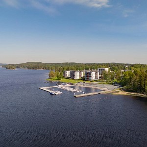 Ilmakuva Vuorelan satamasta Kallaveden rannalla.