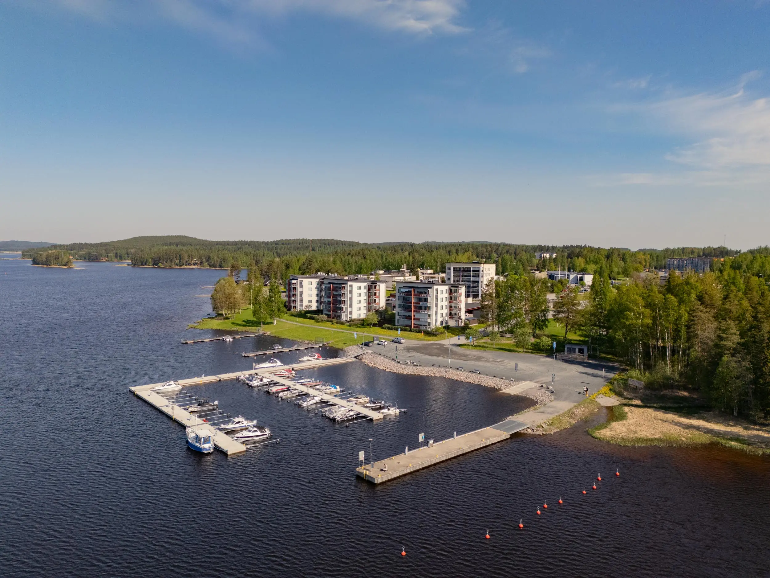 Ilmakuva Vuorelan satamasta Kallaveden rannalla.