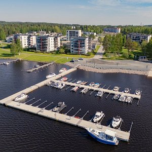 Ilmakuva Vuorelan satamasta Kallaveden rannalla.