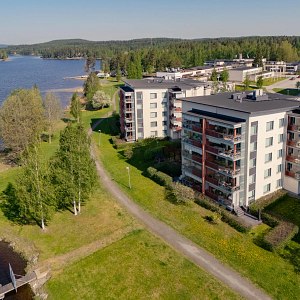 Ilmakuva suuresta rakennuksesta Vuorelassa Kallaveden rannalla.