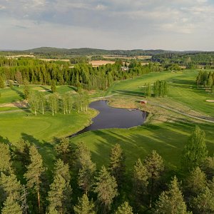 Tarinan golfkenttä puiden ja järven ympäröimänä Siilinjärvellä.