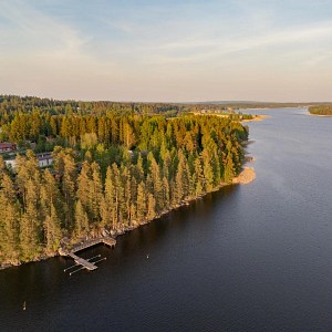 Puiden ja kivien ympäröimä Siilinlahden ranta Siilinjärvellä.