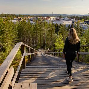 Nainen kävelee Kuilun kuntoportaissa Siilinjärvellä. Näkymä Siilinjärven keskustaan.