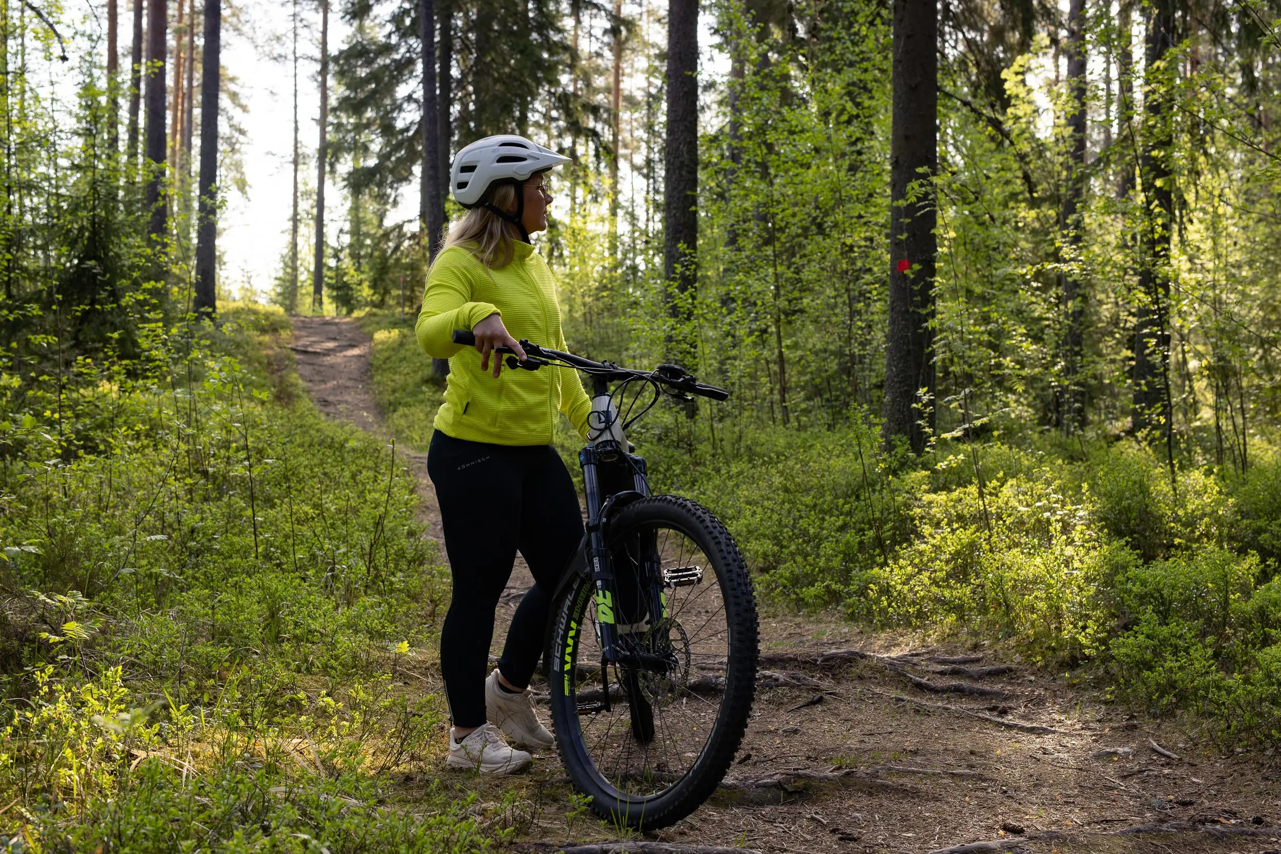 Henkilö maastopyöräilee pitkin Patakukkulan harjumaisemissa Siilinjärvellä.