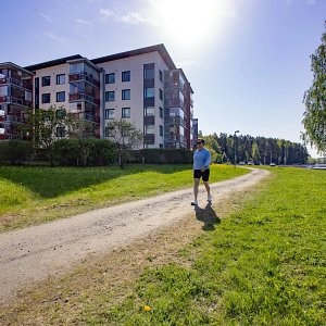 Nainen kävelee polkua pitkin rakennuksen edessä Vuorelassa Siilinjärvellä.
