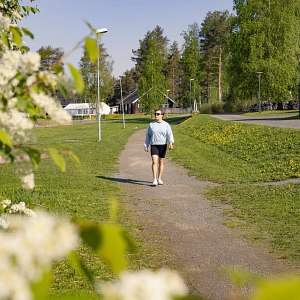 Nainen kävelee polkua pitkin Vuorelassa.