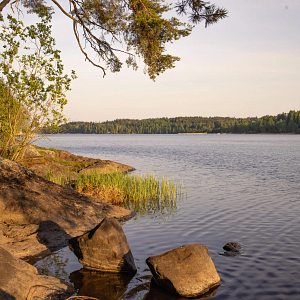 Näkymä Siilinlahdelle, jota ympäröivät puut ja kivet.