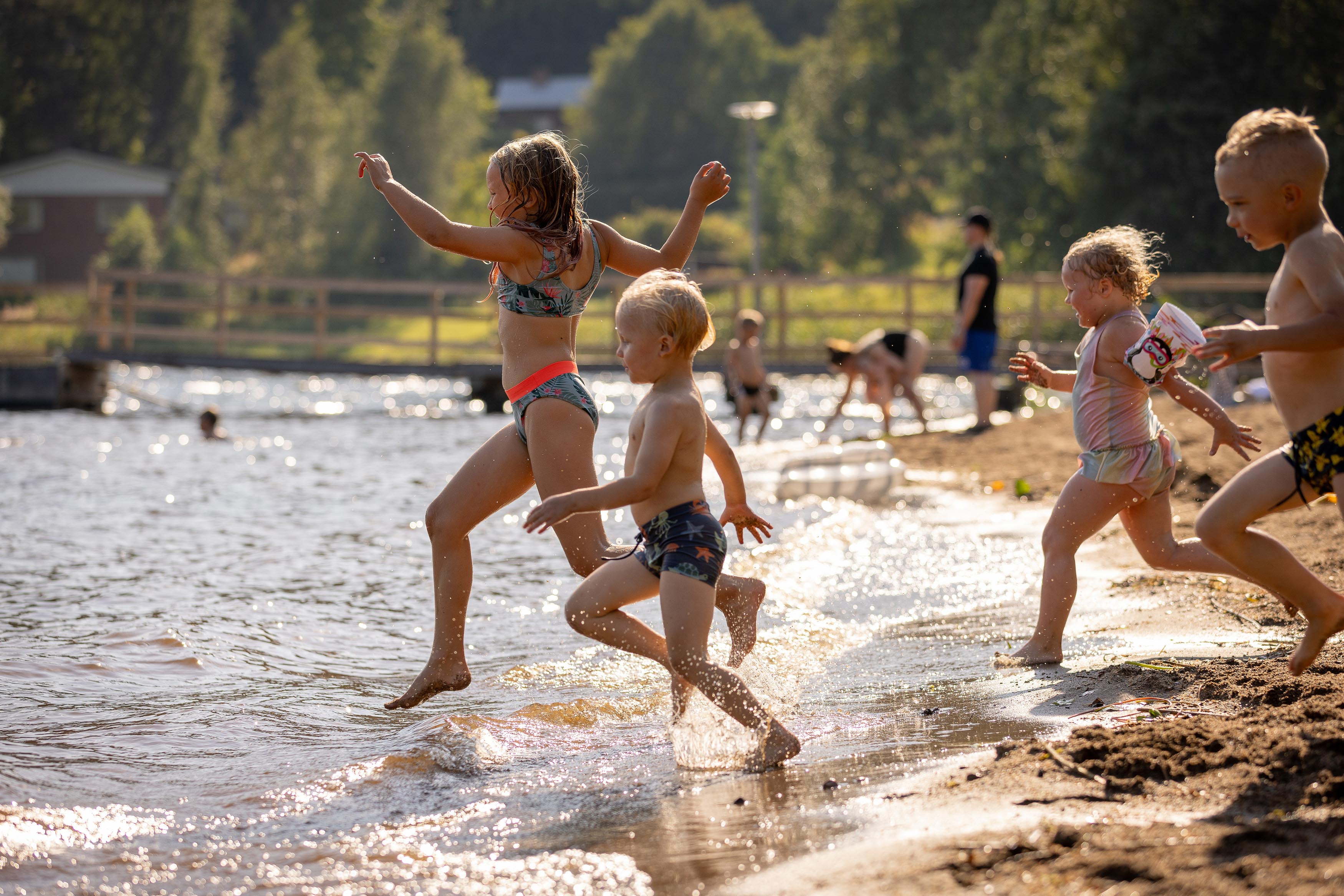 Lapsia uimassa Siilinlahden rannalla.