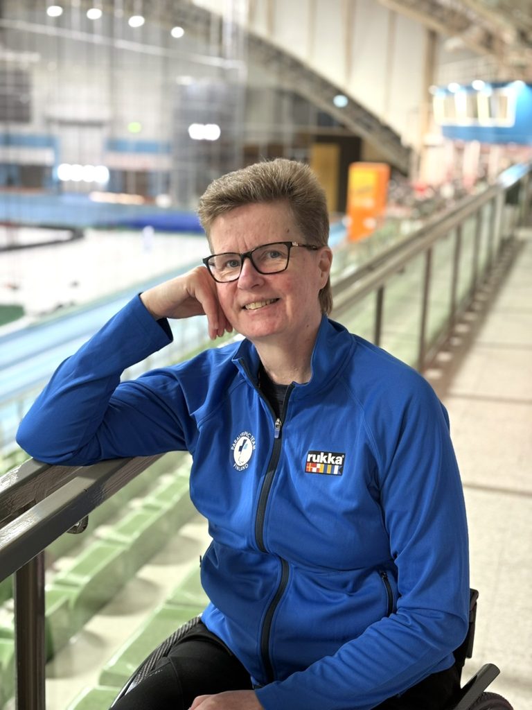 Kuva paralympiaurheilija Marjaana Heikkisestä.