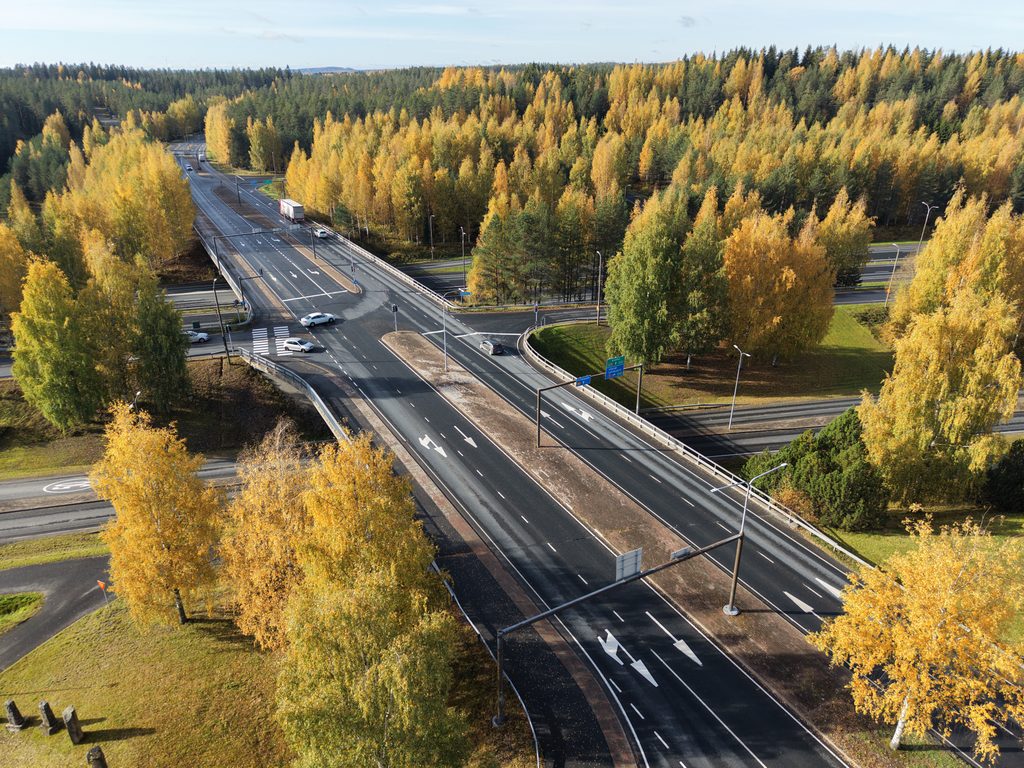 Syksyinen ilmakuva eritasoliittymästä
